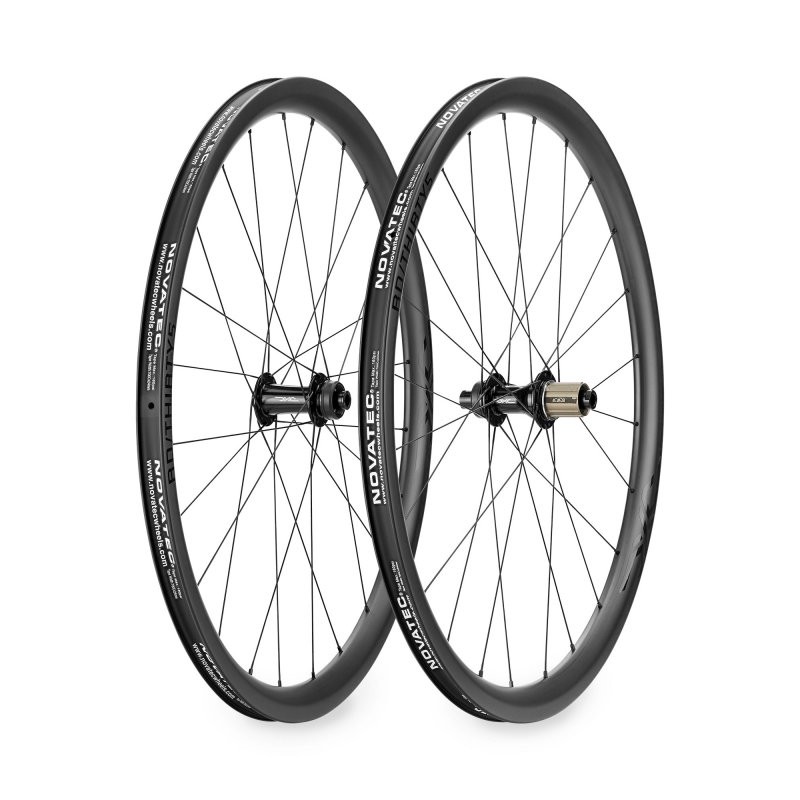 438 DXC Juego de Ruedas - RD/THIRTY5 by Novatec® - 28" | Carbon | Clincher